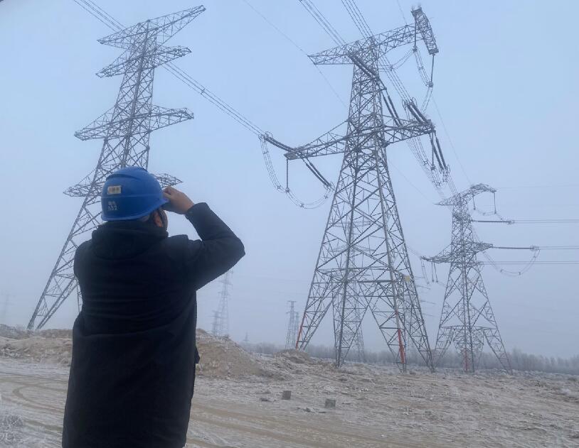 內蒙古烏海超高壓供電公司防污除閃，寒冬堅守一線