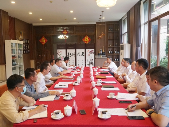 中國(guó)電建黨委常委、副總經(jīng)理徐鵬程與海南萬(wàn)寧市委書(shū)記蓋文啟、市長(zhǎng)王三防座談