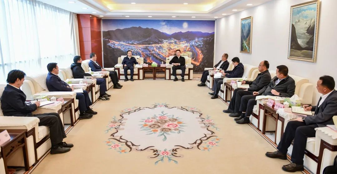 鄒磊與西藏自治區(qū)政府副主席、昌都市委書記龔會(huì)才，昌都市委副書記、市長羅慶伍會(huì)談