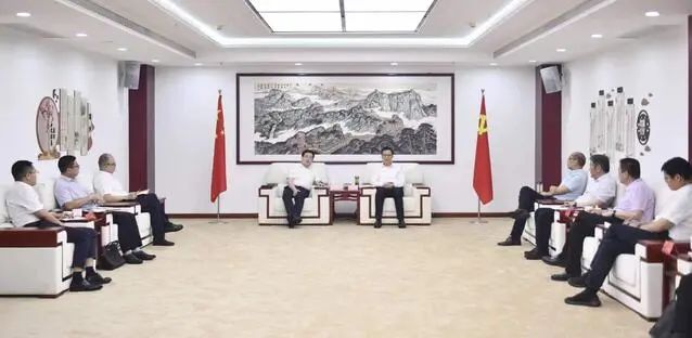 漯河市委書記秦保強(qiáng)、市長(zhǎng)黃鈁會(huì)見中國(guó)電建華中區(qū)總部黨委書記、總經(jīng)理蹇尚友一行