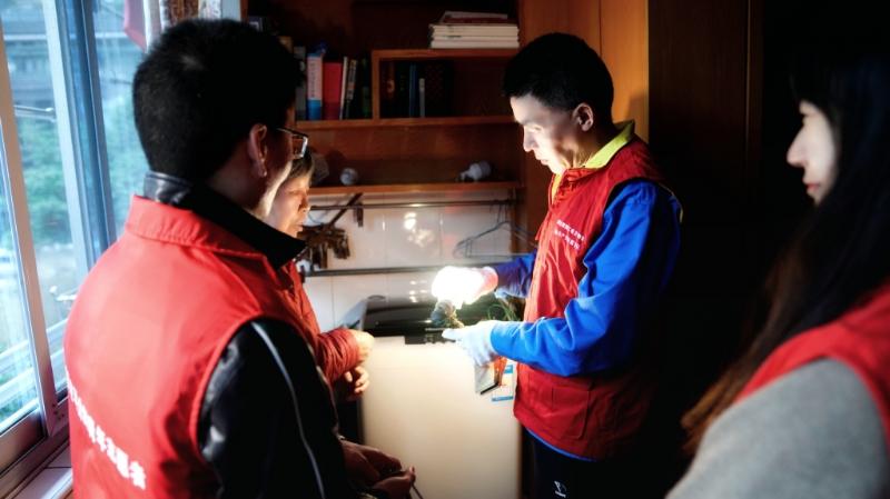國網浙江物資公司電力青年主動上門服務，“電暖